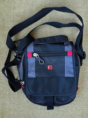 SwissGear Crossbody Boarding Bag, Small, Unisex, Women's Purse, NWOT, black